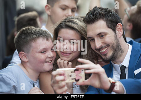 London, London, UK. 5. August 2014. Die zweite Tranche der The Inbetweeners Premieren auf der Vue Kino am Leicester Square in London. Im Bild: BLAKE HARRISON im blauen Anzug. © Lee Thomas/ZUMA Draht/Alamy Live-Nachrichten Stockfoto