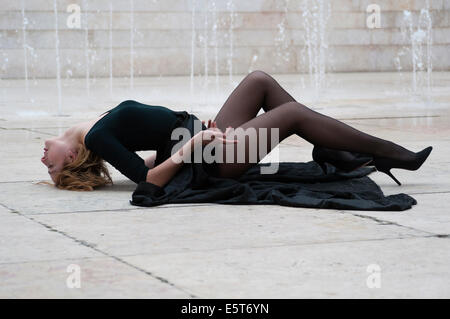 Frau in schwarz auf dem Boden liegend Stockfoto
