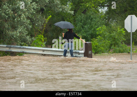 Gewitter erstellen Flash-Überschwemmungen in Oakville, Ontario verwandelt Straßen in Flüssen Verseilung viele & Millionen Schaden verursacht Stockfoto