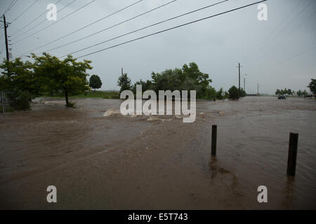 Gewitter erstellen Flash-Überschwemmungen in Oakville, Ontario verwandelt Straßen in Flüssen Verseilung viele & Millionen Schaden verursacht Stockfoto