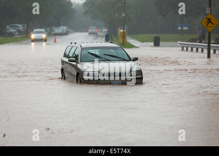 Gewitter erstellen Flash-Überschwemmungen in Oakville, Ontario verwandelt Straßen in Flüssen Verseilung viele & Millionen Schaden verursacht Stockfoto