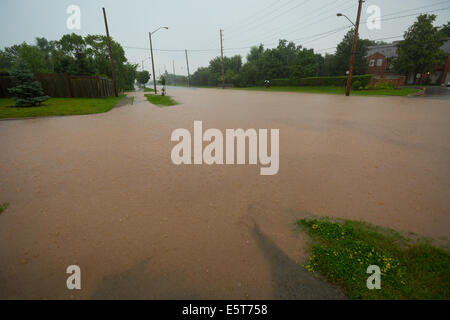 Gewitter erstellen Flash-Überschwemmungen in Oakville, Ontario verwandelt Straßen in Flüssen Verseilung viele & Millionen Schaden verursacht Stockfoto