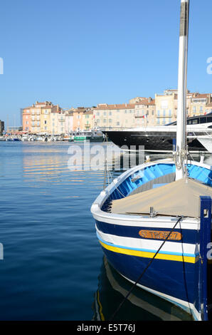 Traditionelle Holz- Boot oder Fischerboot im Alten Hafen oder Hafen Saint Tropez Var Côte d'Azur Frankreich Stockfoto