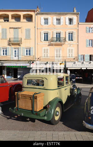 Saint Tropez & Vintage 1933 Citröen Rosalie Auto oder Auto geparkt Straßencafés auf dem Quai Jean Jaurès Saint-Tropez Var Provence Frankreich Stockfoto