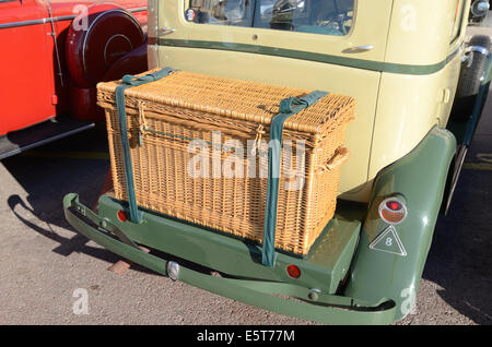 Vintage Wicker Gepäck Korb auf der Rückseite der Veteran 1933 Citroën oder  Citroen Rosalie Auto oder Automobil Saint Tropez Frankreich Stockfotografie  - Alamy