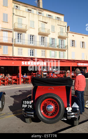 Touristen bewundern, ein Vintage Peugeot 601 Auto 1934-35 vor dem senequier Straßencafé am Quai Jean Jaurès Saint Tropez Var Proence Frankreich Stockfoto