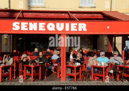 Senequier Straßencafé am Kai, Waterfront oder Old Port Saint Tropez Var Côte d'Azur Côte d'Azur Frankreich Stockfoto