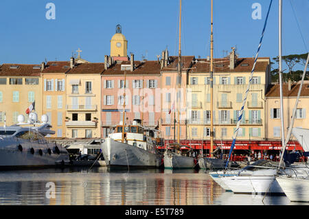 Alten Hafen, Yachten und Waterfront Häuser in Saint Tropez Var Côte d'Azur oder französischen Riviera Frankreich Stockfoto