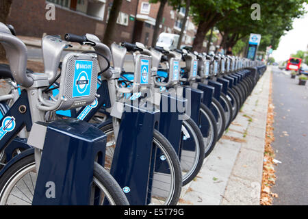 Eine Reihe von Barclays Fahrräder zu mieten im Zentrum von London Stockfoto