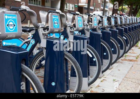 Eine Reihe von Barclays Fahrräder zu mieten im Zentrum von London Stockfoto