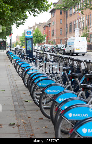 Eine Reihe von Barclays Fahrräder zu mieten im Zentrum von London Stockfoto