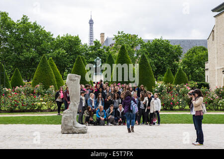 Besucher in den Gärten des Rodin-Museums in Paris, Frankreich Stockfoto