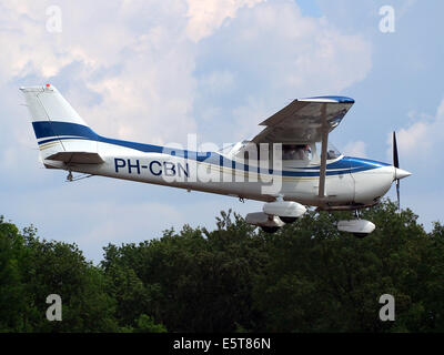 Die PH-CBN Reims F172N wird im Flug am Flughafen Hilversum (ICAO: EHHV) gefangen genommen. Dieses Flugzeug, ein Modell der Reims Aviation Line, wird für Training und leichten Transport eingesetzt. Stockfoto
