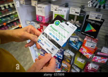 Ein Käufer wählt eine Vanille Marke Prepaid-Karte in einem Store in New York Stockfoto