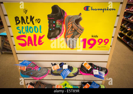 Back-to-School-Specials werden ausgeschrieben an einem Payless ShoeSource-Store in New York Stockfoto