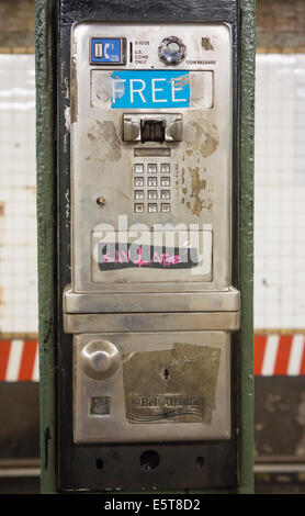 Eine verlassene Münz öffentliche Telefonzelle auf einem Bahnsteig der u-Bahn in New York Stockfoto