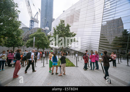 Besucher warten auf Linie geben die National September 11 Museum am Standort des World Trade Center in New York Stockfoto