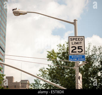 Ein Schild am Broadway in New York verkündet die neue "Broadway Slow Zone" Stockfoto