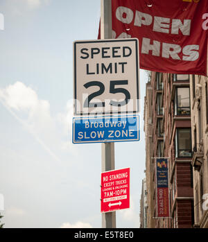 Ein Schild am Broadway in New York verkündet die neue "Broadway Slow Zone" Stockfoto