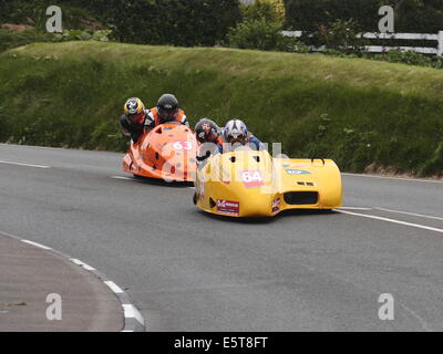 Sidecar Outfits im Wettbewerb auf der Isle Of Man TT Races 2014. Stockfoto