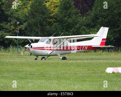 Die PH-LEN ist ein privates Reims F172N Skyhawk 100 II, ein leichtes Flugzeug, das am Flughafen Hilversum fährt. Die Skyhawk ist bekannt für ihre Zuverlässigkeit und Flugfreundlichkeit und ist ein beliebtes Trainingsflugzeug. Stockfoto