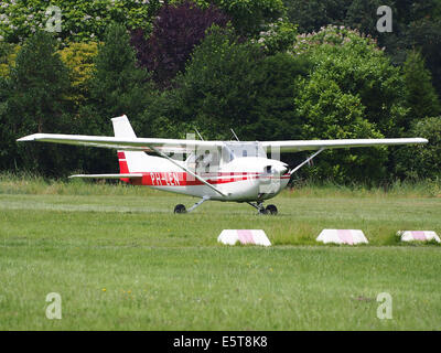 PH-LEN, ein privater Reims F172N Skyhawk 100 II, wird auf dem Flughafen Hilversum (ICAO EHHV) aufgegriffen und demonstriert seine Verwendung im privaten Luftverkehr. Stockfoto