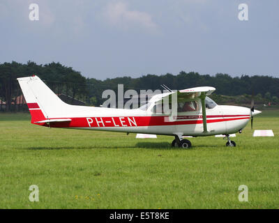 Die private Reims F172N Skyhawk 100 II mit der Registrierung PH-LEN wird auf dem Flughafen Hilversum (EHHV) gesehen. Dieses leichte Flugzeug ist ein beliebtes Modell für die allgemeine Luftfahrt und Flugausbildung. Stockfoto