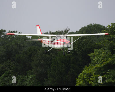 Die Reims F172N Skyhawk II (PH-SKB) ist ein Leichtflugzeug am Flughafen Hilversum (ICAO EHHV), Niederlande, das für seine stabilen Flugeigenschaften bekannt ist. Stockfoto