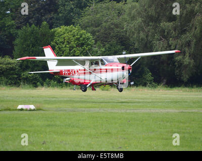 Die PH-SKB ist eine Reims F172N Skyhawk II, ein leichtes Flugzeug der allgemeinen Luftfahrt, das am Flughafen Hilversum im Rollen gesehen wird. Der Skyhawk II ist bekannt für seine Zuverlässigkeit und Flugfreundlichkeit, die häufig für Flugtraining verwendet wird. Stockfoto