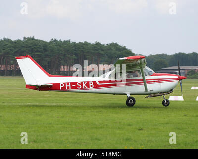 PH-SKB, ein Reims F172N Skyhawk II, nahm das Rollverhalten auf dem Hilversum Airport (ICAO EHHV) auf und zeigte sein Design und seinen Flugbetrieb. Stockfoto