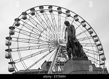 Robert Burns Statue George Square Glasgow vor Hintergrund von Weihnachten Riesenrad. Stockfoto