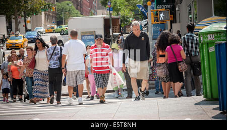 Fußgänger überqueren Broadway bei West 96th Street in New York Stockfoto