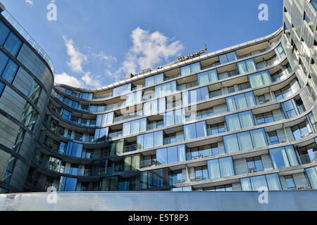 Wohnungen an der Nordseite des Flusses Themse London UK Stockfoto