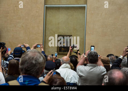 Touristen, die die Bilder von Mona Lisa Gemälde im Louvre in Paris, Frankreich Stockfoto