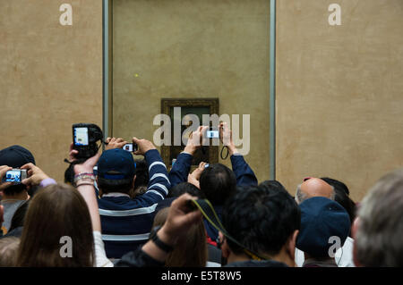 Touristen, die die Bilder von Mona Lisa Gemälde im Louvre in Paris, Frankreich Stockfoto