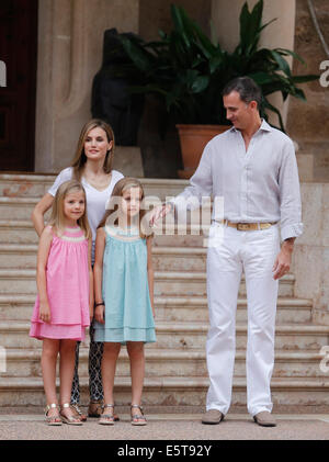 Spaniens König Felipe, Letizia Königin und Prinzessinnen Sofia und Leonor posieren für Reporter auf Mallorca Stockfoto