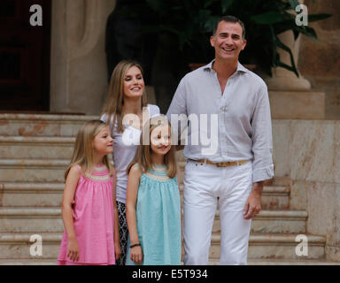 Palma De Mallorca, Spanien. 5. August 2014. Spaniens Royals, König Felipe, Letizia Königin und Prinzessinnen Leonor und Sofia posieren für Fotografen im Marivent-Palast während dem Start von ihren Ferien in Palma De Mallorca, 5. August 2014 in Spanien Kredit: Zixia/Alamy Live-Nachrichten Stockfoto