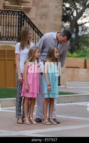 Palma De Mallorca, Spanien. 5. August 2014. Spaniens Royals, König Felipe, Letizia Königin und Prinzessinnen Leonor und Sofia posieren für Fotografen im Marivent-Palast während dem Start von ihren Ferien in Palma De Mallorca, 5. August 2014 in Spanien Kredit: Zixia/Alamy Live-Nachrichten Stockfoto