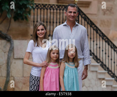 Palma De Mallorca, Spanien. 5. August 2014. Spaniens Royals, König Felipe, Letizia Königin und Prinzessinnen Leonor und Sofia posieren für Fotografen im Marivent-Palast während dem Start von ihren Ferien in Palma De Mallorca, 5. August 2014 in Spanien Kredit: Zixia/Alamy Live-Nachrichten Stockfoto