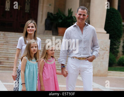 Palma De Mallorca, Spanien. 5. August 2014. Spaniens Royals, König Felipe, Letizia Königin und Prinzessinnen Leonor und Sofia posieren für Fotografen im Marivent-Palast während dem Start von ihren Ferien in Palma De Mallorca, 5. August 2014 in Spanien Kredit: Zixia/Alamy Live-Nachrichten Stockfoto