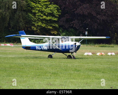Die PH-VRW Reims Cessna FA150K Aerobat wird im Flug am Flughafen Hilversum (ICAO EHHV) gefangen genommen, der für seine Kunstflugfähigkeiten in der allgemeinen Luftfahrt bekannt ist. Stockfoto