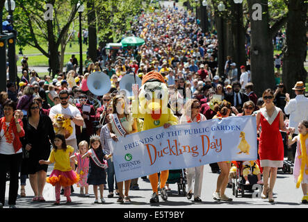 Freunde des öffentlichen Gartens gesponserten Veranstaltung unter dem Motto Parade machen Weg für Entenküken Buch, Boston, Massachusetts Stockfoto