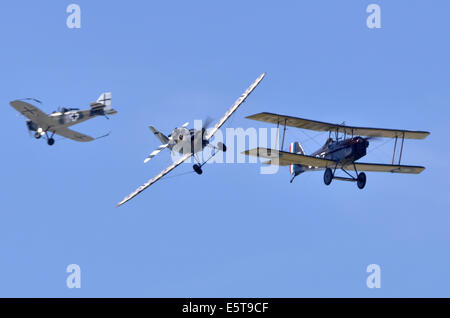 WW1 Flugzeug dogfight Simulation zwischen britischen SE 5. Eine und zwei deutschen Junkers CL.1 Flugzeuge in Farnborough Stockfoto