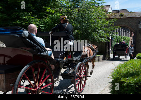 Touristen auf eine Reitertour in der Altstadt von Brügge, Belgien Stockfoto