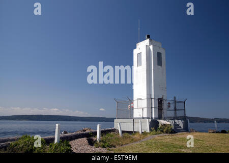 Browns Point Leuchtturm befindet sich auf der östlichen Seite des Eingangs zur Commencement Bay in der Nähe von Tacoma, WA, USA. Stockfoto