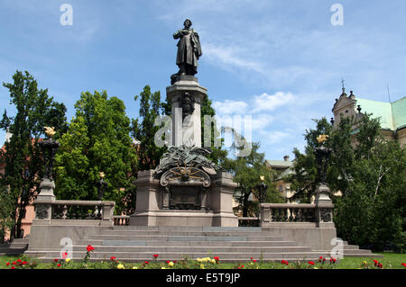 Adam-Mickiewicz-Denkmal in Warschau ist neben der Kirche des Heiligen Josef von der Visitationists Stockfoto