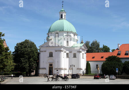 Pferd und Kutsche vor St. Kazimierz römisch-katholische Kirche in Warschau Stockfoto