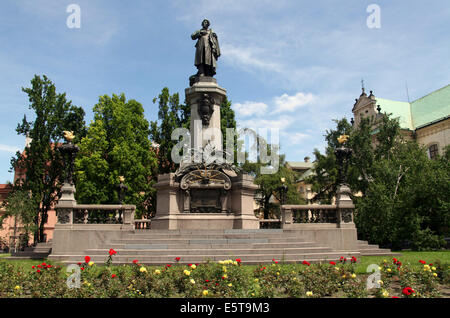 Adam-Mickiewicz-Denkmal in Warschau ist neben der Kirche des Heiligen Josef von der Visitationists Stockfoto