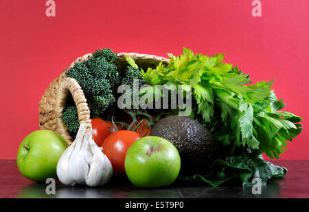 Gesunde Ernährung gesunde Lebensmittel mit shopping Korb voller Gemüse, grünem Apfel, Knoblauch, Tomaten, Brokkoli, Sellerie und avocado Stockfoto