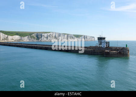 Hafen von Dover Wellenbrecher, England, UK. Die weißen Klippen im Hintergrund. Stockfoto